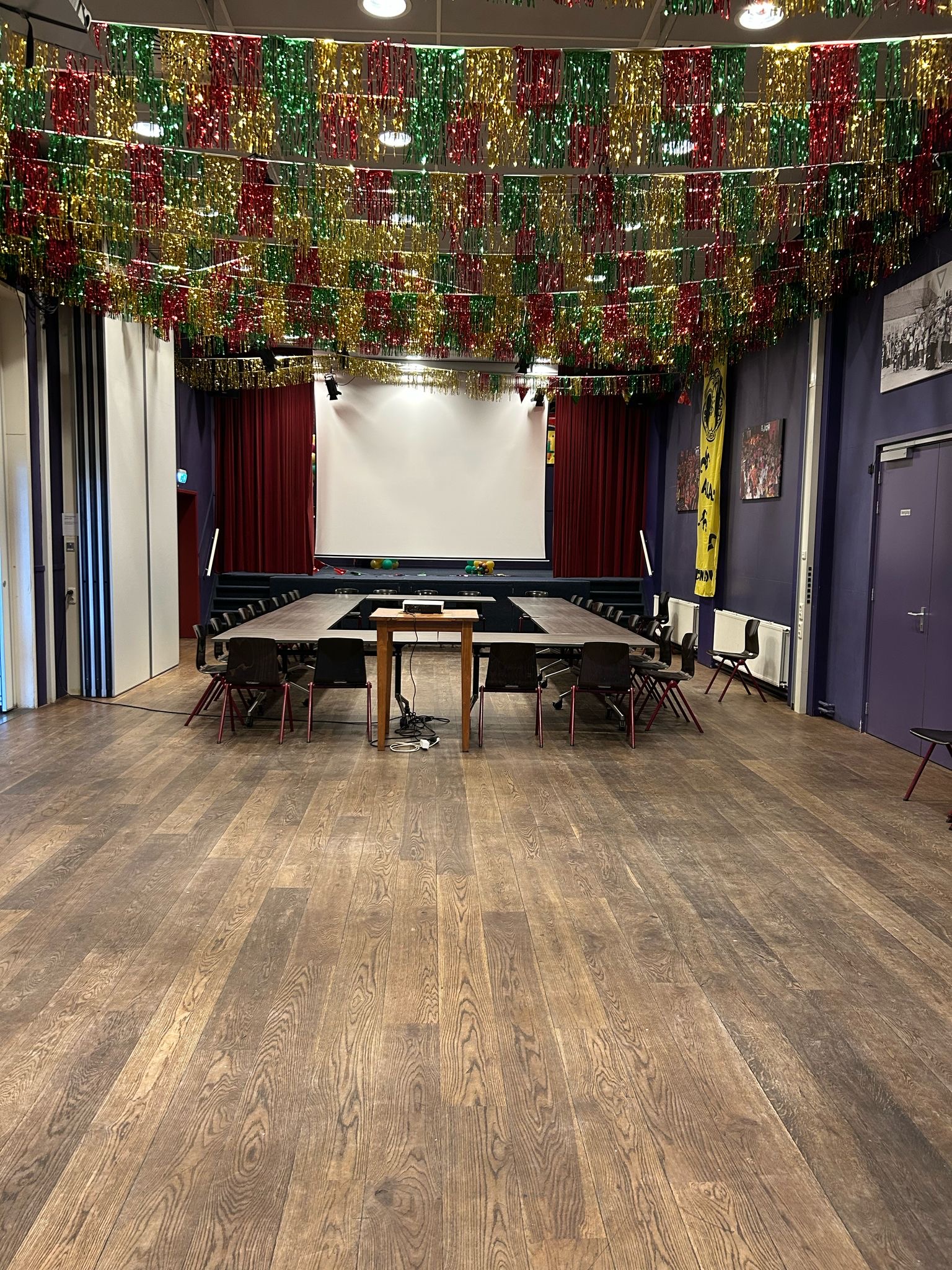 Grote zaal van Dorpshuis Den Brink
